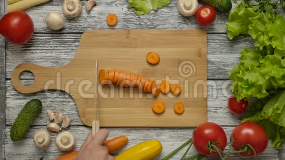 用刀在切割板上煮动胡萝卜片视频的预览图