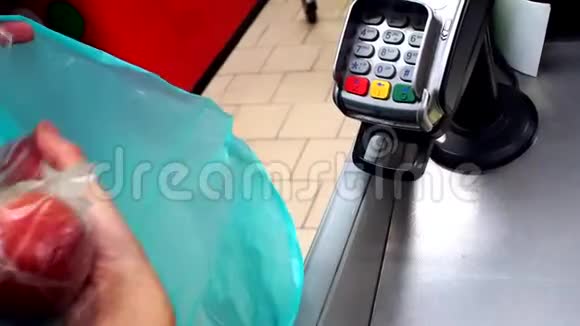 信用卡结算机在杂货店购物选择性聚焦采购视频的预览图