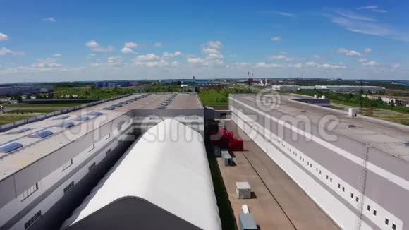 蓝天下厂房屋顶的空中运动视频的预览图