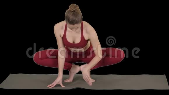 健身女子训练瑜伽做异国风情的姿势视频的预览图
