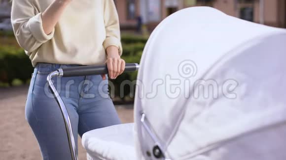 有婴儿的女人坐马车吃面包忙碌的母亲生活方式快速的小吃视频的预览图
