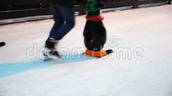 冬季人们在溜冰场上滑冰的特写镜头概念健康生活方式视频的预览图