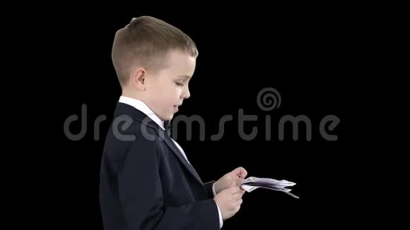 穿黑色西装的小男孩算钱阿尔法频道视频的预览图