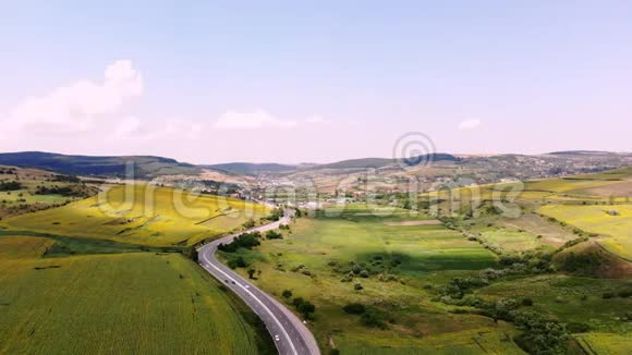 航空公司绿地山谷丘陵针叶林汽车公路全景罗马尼亚特兰西瓦尼亚视频的预览图