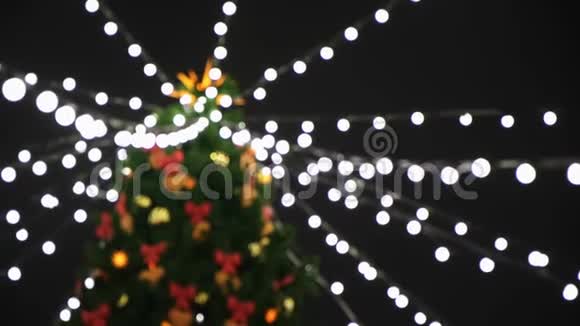 从底部看美丽的圣诞树五颜六色的装饰和白色灯光的花环视频的预览图
