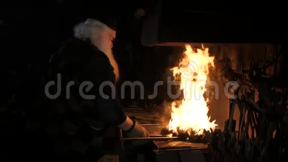 一个老铁匠和火的背景视频的预览图