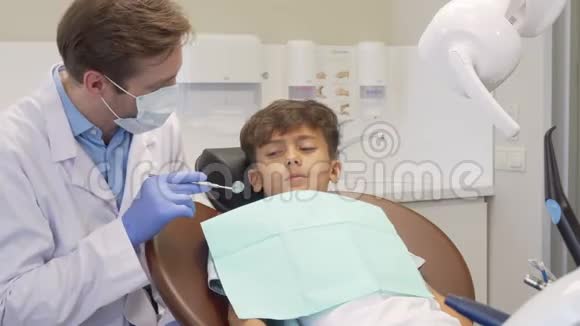 小可爱的男孩拒绝给牙医看牙看上去又伤心又害怕视频的预览图