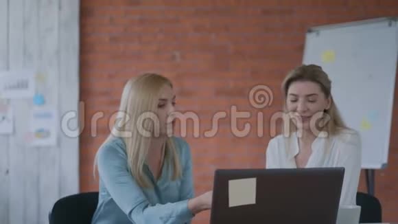两个迷人的金发女郎正在笔记本电脑办公室工作团队合作理念女士们正在制定新的战略4克视频的预览图