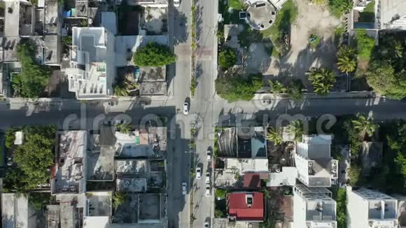 4k空中垂直视野跟随小加勒比小镇交通的街道视频的预览图