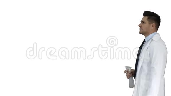 男工在白色背景上喷洒农药视频的预览图