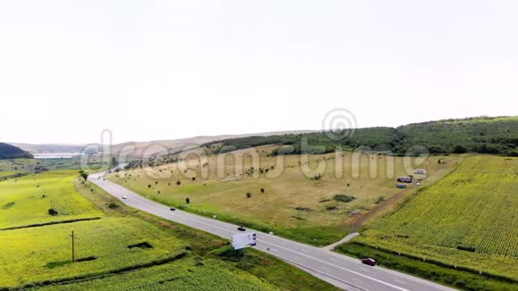 空中射击绿色田野山谷针叶林汽车公路的全景罗马尼亚特兰西瓦尼亚视频的预览图
