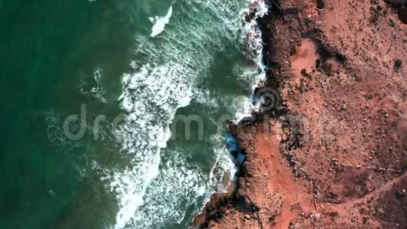 汹涌的海浪撞击在崎岖的海岸线上视频的预览图