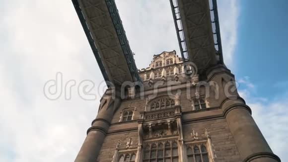 从塔桥底部看泰晤士河上的塔桥位于英国伦敦市中心行动美丽美丽视频的预览图
