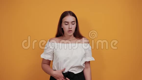 有魅力的年轻女性双手捂胃腹痛视频的预览图