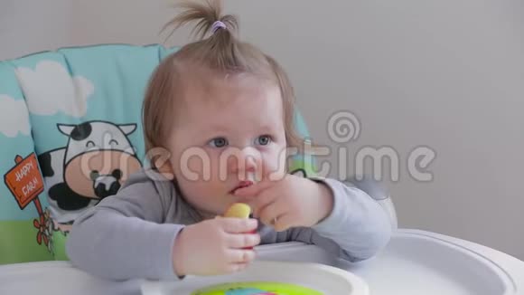 小女孩吃苹果002视频的预览图