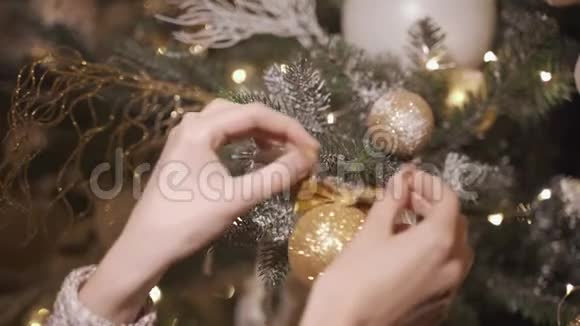 女孩装饰圣诞树概念圣诞节新年庆祝视频的预览图