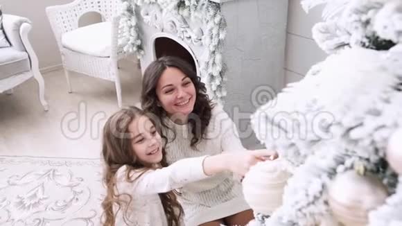 幸福的家庭妈妈和女儿装饰圣诞树妈妈和女儿的圣诞背景视频的预览图