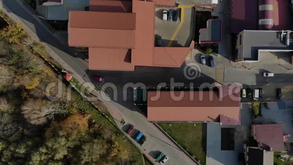 空中无人机在街道上的最高视野房子和汽车都在移动房子的屋顶是红色的汽车可以移动视频的预览图