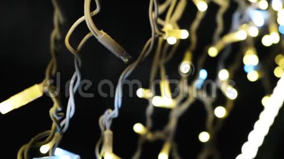 美丽的圣诞花环的特写黑暗的背景上有闪亮的灯光概念美丽的假期视频的预览图