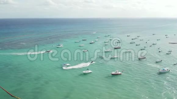 在水上蓝水之上飞行在明亮的一天船和杰茨基四处走动视频的预览图
