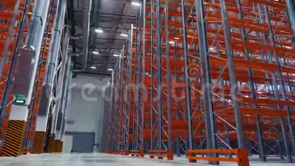 新建宽敞厂房仓库空置货架视频的预览图