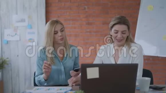 两位商界女性与一位客户举行在线会议女人自信地管理公司现代办公室视频的预览图