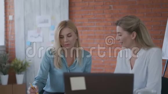 两位商界女性与一位客户举行在线会议女人自信地管理公司现代办公室视频的预览图