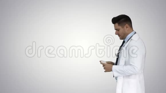 医生在梯度背景下向摄像机展示维生素并谈论它们视频的预览图