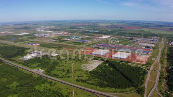 高速公路上方与工厂附近交界处的空中运动视频的预览图