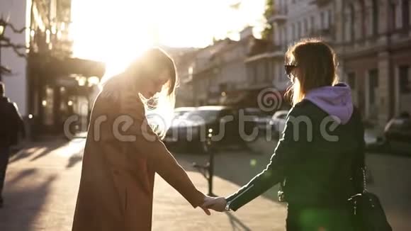 女孩们最好的朋友站在街上牵手两个时髦的女孩在一起花时间在视频的预览图