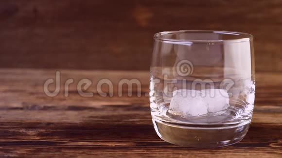 用杯子里的冰杯来装饰威士忌视频的预览图
