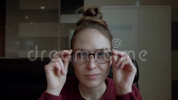 带眼镜的有趣的年轻女孩视频的预览图