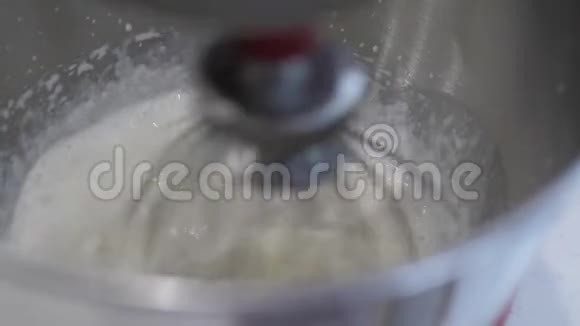 专业搅拌机在金属杯中搅拌白色液体特写视频的预览图