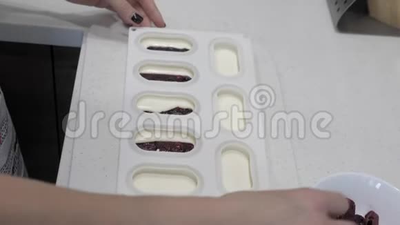 女性的手放在一个形状白色奶油冰冻浆果棒特写视频的预览图