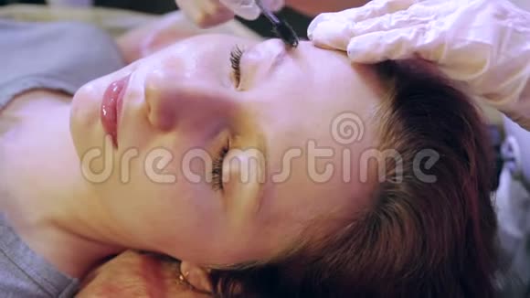 美容师用专用毛刷梳理客户眉毛视频的预览图