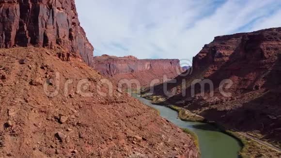 在科罗拉多河峡谷峡谷附近的红砖砂岩悬崖上飞翔视频的预览图