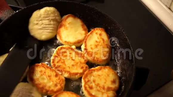 煮腐乳的过程煎煮第七步将腐乳球放入预热锅中每边煎3分钟视频的预览图