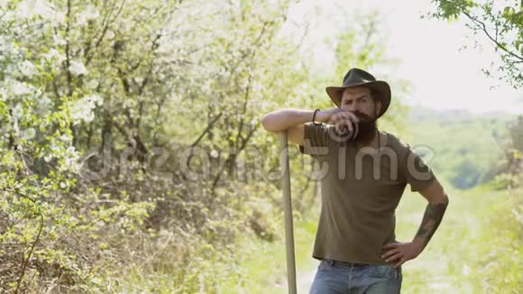 希普斯特农民在自然背景下放松生态农场工人美国的农场生活生态概念有胡子的男人视频的预览图