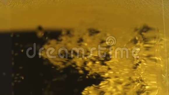 新鲜轻质苹果酒倒入玻璃特写脱胶饮料发酵视频的预览图