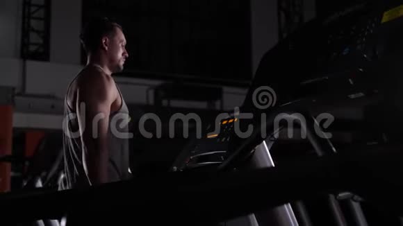 健身房里的教练站在跑步机上视频的预览图