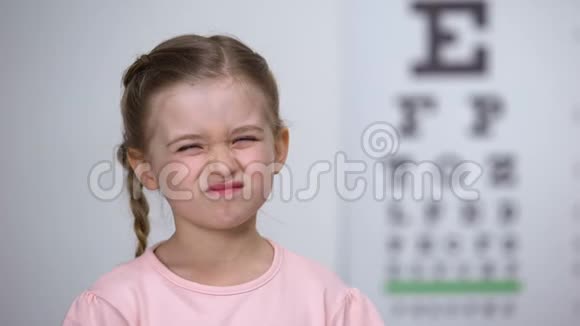 眼科医生给心烦意乱的女孩戴上矫正眼镜视频的预览图