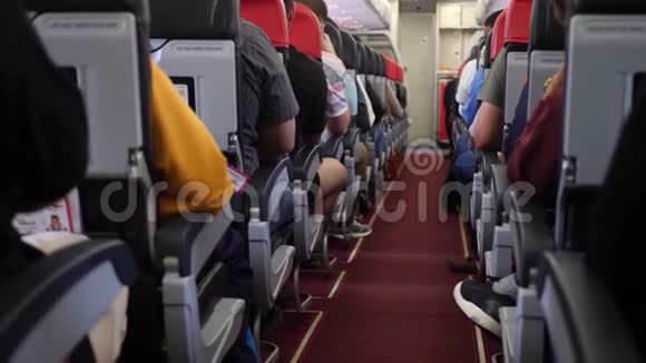 坐在飞机里的乘客视频的预览图