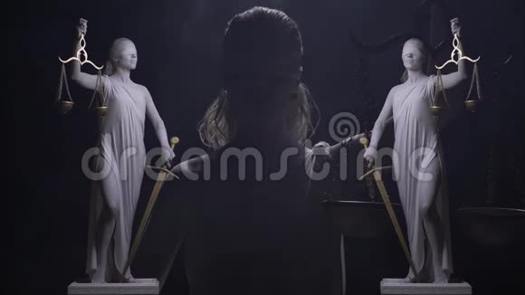Themis雕像的概念画面她的脸上戴着眼罩剑和鳞片视频的预览图