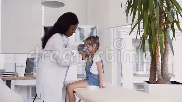 儿科医生在医院使用吸入面罩治疗小女孩咽喉疾病视频的预览图