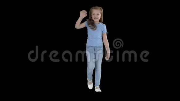 开朗的女孩很棒走路时挥舞着她的手阿尔法频道视频的预览图