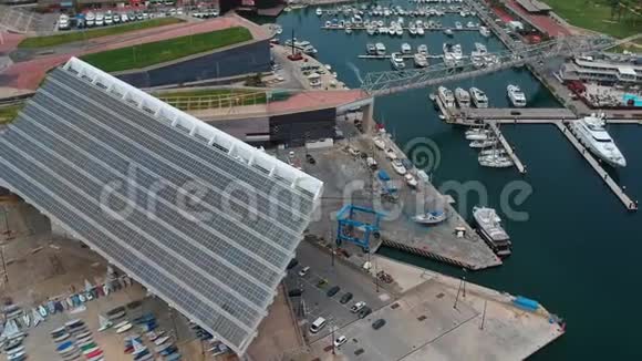 从巨大的太阳能电池板和海港的无人机上看到全景视频的预览图