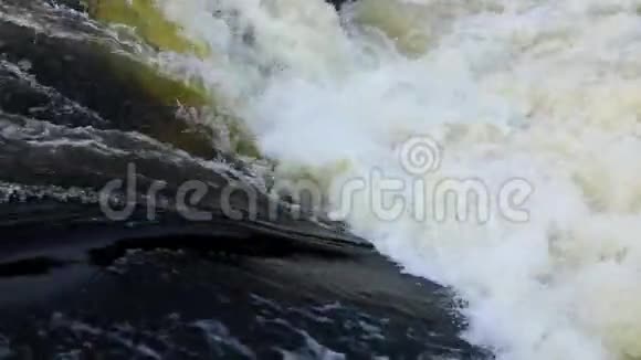 流动的山河水的强大蒸汽视频的预览图