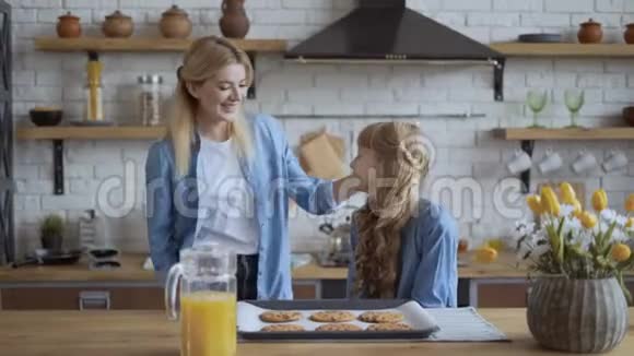 给5干得好小女孩在厨房帮妈妈烤饼干4K视频的预览图