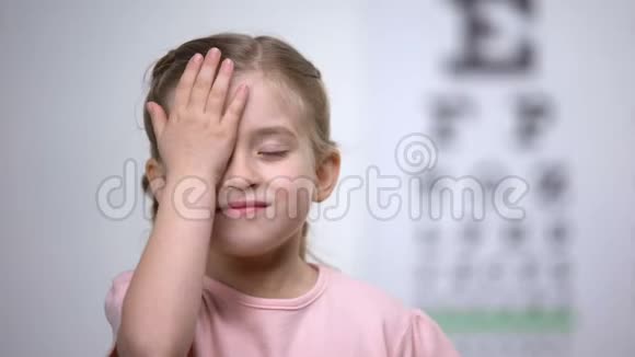女童闭眼用眼图显示大小或标志视力诊断视频的预览图
