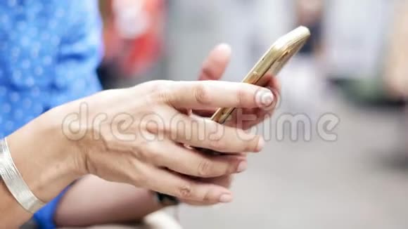 女性手握智能手机和浏览网站的特写镜头视频的预览图